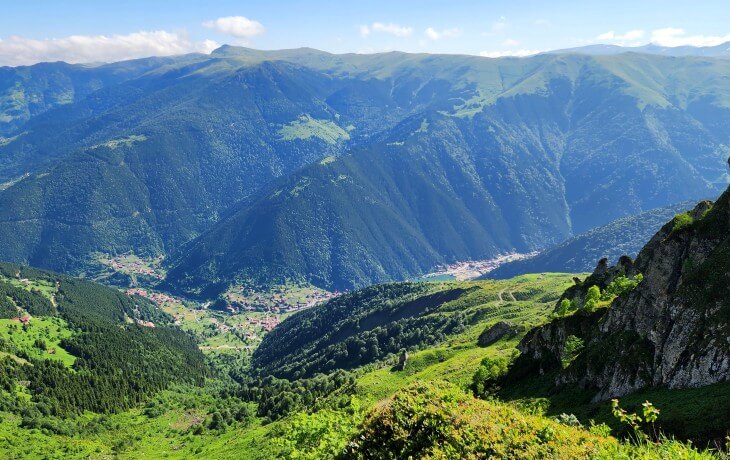 karester yaylasından uzungöl manzarası, derin vadiler, yeşil dağlar ve yüksek rakımdan panoramik görünüm